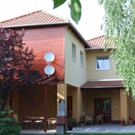 Ilona Apartmanhaz Komarom Luaran gambar