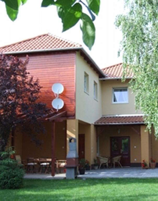 Ilona Apartmanhaz Komarom Luaran gambar