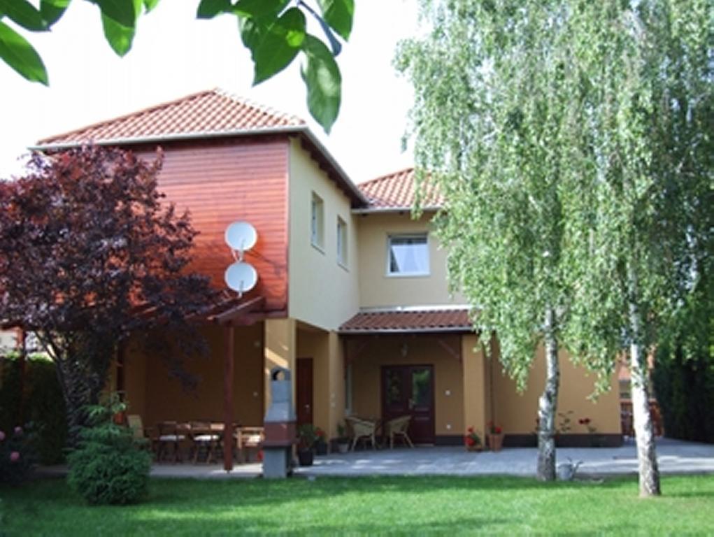Ilona Apartmanhaz Komarom Luaran gambar